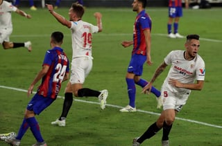 Lucas Ocampos (d) marcó el único tanto del partido, en la victoria de su equipo sobre el Eibar; Sevilla se alejó a seis puntos del quinto lugar. (EFE)