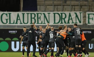 Jugadores del Werder Bremen celebran tras igualar a dos con el Heidenheim de segunda división, por lo que seguirán en la Bundesliga.(EFE)