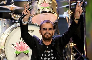 Ringo Starr, el afable batería de los Beatles, celebra este martes desde su casa, con un espectáculo virtual y solidario, sus flamantes 80 años, convertido en toda una leyenda y perpetuando su característico mensaje de paz y amor. (ESPECIAL) 