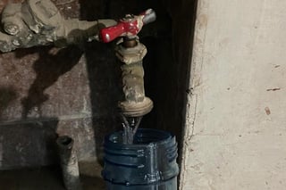 Sectores al poniente de Torreón denunciaron que se agudiza el problema de baja presión de agua potable. (MARY VÁZQUEZ)