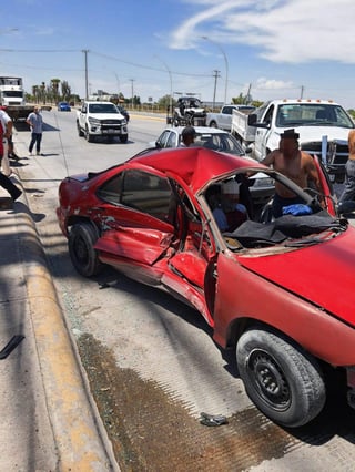 El joven lesionado viajaba en un vehículo Chevrolet Cavalier de color rojo cuando ocurrió el accidente en Gómez Palacio. (EL SIGLO DE TORREÓN)