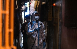 Las autoridades indias destacaban así los datos mundiales del impacto de la pandemia recogidos el lunes por la OMS. (EFE)