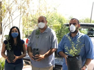 La Dirección de Ecología y Medio Ambiente en Gómez Palacio lleva a cabo la entrega de árboles a distintos grupos.