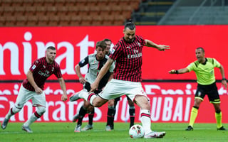 Zlatan Ibrahimovic anotó el primer tanto del Milan, en la victoria 4-2 sobre Juventus. (AP)
