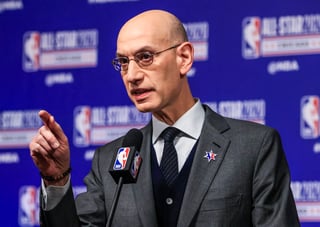 Adam Silver, comisionado de la NBA, se mostró preocupado si es que jugadores resultaran positivos una vez terminada la cuarentena dentro de la 'burbuja' en Disney. (ARCHIVO)