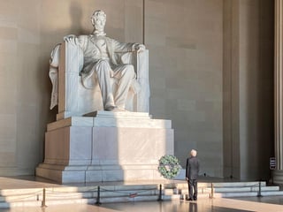 Esta mañana, como primer acto, el mandatario colocó una ofrenda ante el monumento a Abraham Lincoln y luego en el monumento al Benemérito de las Américas, Benito Juárez.

(TWITTER)