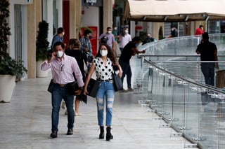 Los centros comerciales de la Ciudad de México reabrieron este miércoles luego de tres meses con la cortinas abajo por la pandemia de la COVID-19 y con las nuevas medidas de prevención e higiene que exige la llamada 'nueva normalidad'. (EFE)