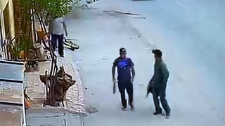 Un usuario en redes sociales compartió un video y fotografías de dos sujetos que presuntamente intentaron asaltar su casa y los negocios de su familia en Gómez Palacio. (ESPECIAL)