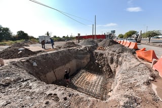 La gerencia técnica del Simas Torreón indicó que quedan detalles pendientes en cuanto a la entrega de la obra en el periférico. (ÉRICK SOTOMAYOR)