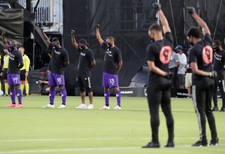 Jugadores miembros del 'Black Players for Change', protestaron antes del inicio del partido entre Orlando City e Inter de Miami. (AP)