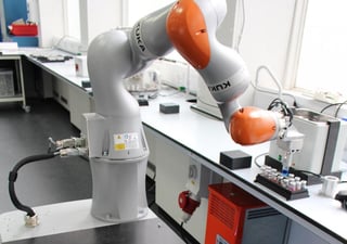 La Universidad de Liverpool ha creado un 'robot científico' inteligente capaz de realizar experimentos en un laboratorio de manera autónoma y que ya ha descubierto por sí mismo un nuevo catalizador. (ESPECIAL) 