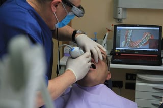 Los dentistas no pueden eliminar todos los riesgos, pero están dando pasos para minimizar las probabilidades de diseminar el virus. (ESPECIAL)