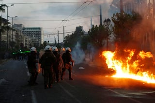Un grupo de alzados lanzó bombas incendiarias el jueves en Atenas contra la policía, que respondió con gases lacrimógenos y granadas aturdidoras, al tornarse violenta una manifestación contra los planes de las autoridades de reprimir las protestas. (ARCHIVO) 