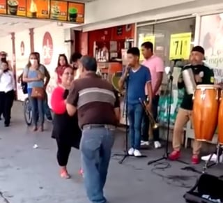 A través de Facebook se publicó en video en el que aparece el grupo tocando sin cubrebocas y una pareja bailando en el centro de la gente sin respetar las medidas sanitarias. (CAPTURA) 