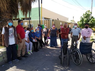 Usuarios de los servicios de hemodiálisis en la Clínica 16 de Torreón, acompañados de sus familiares, se reunieron ayer al exterior de la unidad médica para exponer sus inconformidades. (ANGÉLICA SANDOVAL)