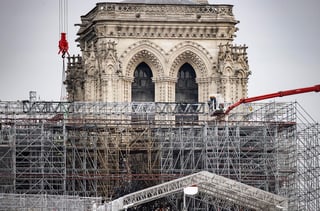 El plan incluye recrear la aguja del Siglo XIX de Viollet Le Duc que colapsó en el incendio y “promueve la fidelidad de la forma del monumento y una restauración de la catedral a su forma más reciente”. (EFE)