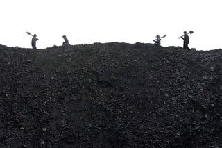 El gobierno de Coahuila prevé que se lance la licitación para la compra de carbón durante los siguientes días y con ello se dé “un respiro” económico a la región centro. (ARCHIVO)
