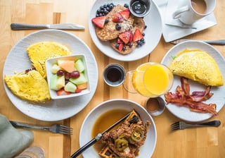 Entendemos por desayuno, el alimento que ingieres dentro de las dos horas próximas luego de despertar por la mañana y que no pasa de las 10 am. y que consta aproximadamente de entre 400 y 500 calorías.  (ESPECIAL) 
