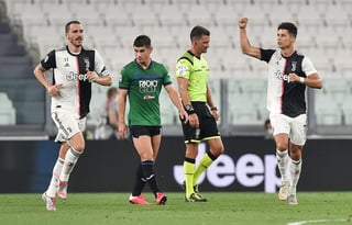 Un doblete de penalti del portugués Cristiano Ronaldo, culminado en el minuto 90, le dio este sábado un empate 2-2 al Juventus en casa contra un enorme Atalanta. (ARCHIVO)