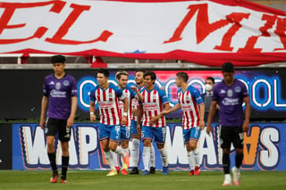 Las Chivas del Guadalajara derrotaron este sábado por 3-1 al Mazaltán, resultado con el que consiguieron su pase a la fase final de la Copa por México, torneo amistoso del fútbol mexicano previo al Apertura 2020. (ARCHIVO)
