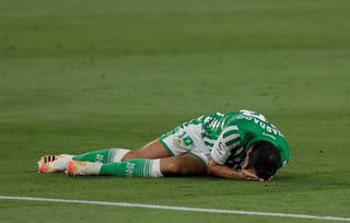 El mexicano Andrés Guardado resultó lesionado en la visita de su equipo, el Betis, al Atlético de Madrid, por la fecha 36 de la Liga de España. (ARCHIVO)