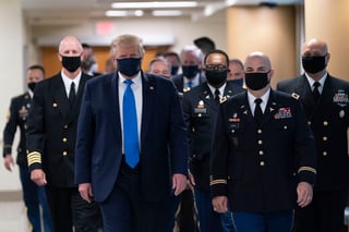 Trump utilizó un cubrebocas en el vestíbulo del Walter Reed al iniciar su visita. (EFE) 