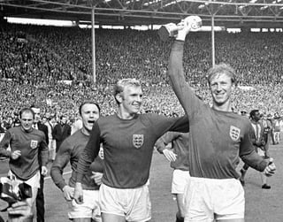 Jack Charlton sostiene la copa Jules Rimet luego de vencer 4-2 en la final del Mundial de 1966 a Alemania. (ARCHIVO)