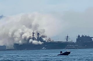 El buque de la Armada de Estados Unidos USS Bonhomme Richard arde este domingo después de que se escuchara una explosión, informaron en su cuenta de Twitter los bomberos de la ciudad de San Diego (California). (ESPECIAL)