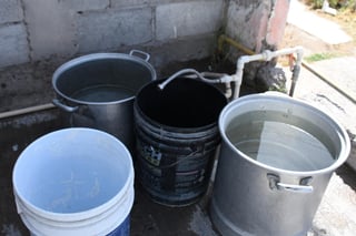 Se quejan habitantes del fraccionamiento San Luciano, al norte de Torreón, de escasez de agua, exigen a las autoridades municipales una solución a la brevedad. (ARCHIVO)