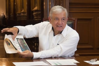 En una videoconferencia que se trasmitió por redes sociales el presidente López Obrador rechazó los comparativos que hacen de México con otros países y aseguró que la pandemia ya va a la baja.