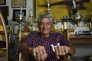 Horacio luce orgulloso sus anillos de campeón de la Serie Mundial y de su Juego Perfecto. (JESÚS GALINDO) 