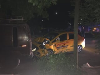 El taxista, quien manejaba en estado de ebriedad, provocó un choque múltiple con tres vehículos estacionados. (EL SIGLO DE TORREÓN)