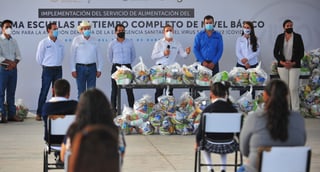 El gobernador de Durango, José Rosas Aispuro Torres, realizó la entrega de los apoyos en Santiago Papasquiaro. (CORTESÍA) 