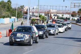 Un contingente vehicular partió a las 10:30 horas de ayer domingo de la réplica de la Torre Eiffel del municipio de Gómez Palacio. (FERNANDO COMPEÁN)