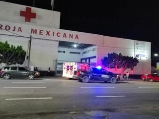 Por sus propios medios a bordo de un vehículo en color rojo, la familia trasladó a Alexander hasta el área de urgencias de la Cruz Roja de Torreón, a donde ingresó con una herida de bala a la altura del abdomen. (ARCHIVO)