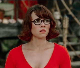 'En 2001, Velma era explícitamente gay en mi guión original. Pero el estudio seguía suavizando y suavizando, por lo que se convirtió en algo ambiguo (la versión filmada), luego se hizo nada (la que fue estrenada) y finalmente tuvo un novio (en la secuela)'. (INTERNET) 
