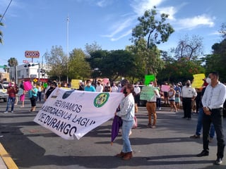 Integrantes de diversas asociaciones de abogados de La Laguna de Durango realizaron una marcha para hacer un llamado a que se reactiven las actividades del Poder Judicial, en Gómez Palacio. (MARY VÁZQUEZ)