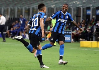 El argentino Lautaro Martínez (i) celebra luego de anotar el tercer tanto, en la victoria del Inter 3-1 sobre Torino. (EFE)