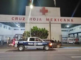 El joven lesionado fue trasladado en un automóvil particular hasta la Cruz Roja Torreón. (EL SIGLO DE TORREÓN)