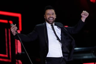 Defiende a Bad Bunny. Ricky Martin condena las críticas a la forma de vestir del reguetonero.