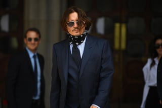 Johnny Depp se presentó al juicio para dar su testimonio ante la demanda a un medio británico que lo acusó de violencia doméstica. (EFE)