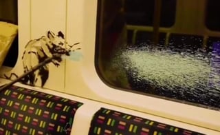 El artista británico Banksy ha realizado varios dibujos en un vagón del metro de Londres para concienciar sobre el uso de la mascarilla. (ESPECIAL) 