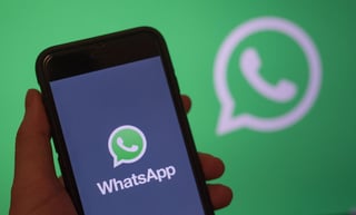 Usuarios de WhatsApp reportaron este martes por la tarde fallas en la conexión a la aplicación de mensajería instantánea. (ARCHIVO)