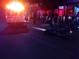 Paramédicos de la Cruz Roja arribaron al lugar para atender a la joven lesionada y trasladarla a un hospital de la ciudad. (EL SIGLO DE TORREÓN)