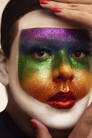 ORGULLO. Maquillaje del artista Daniel Alvarado para Born PROPULSORES. Los diseñadores Víctor Olmos y Alí Flores fomentan una campaña para la comunidad LGBT+.
to be freeto be free