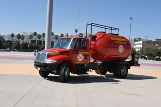 La entrega del camión de bomberos se llevó a cabo ayer en la mañana en la explanada de la Plaza Mayor en Torreón. (EL SIGLO DE TORREÓN)