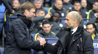 Jürgen Klopp (i), técnico del Liverpool, y Josep Guardiola, entrenador del Manchester City, se saludan previo a un encuentro de la Premier League. (ARCHIVO)