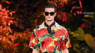 La firma Dolce & Gabbana se zambullen en las cristalinas aguas del mar de Sorrento con su colección masculina presentada hoy en la semana de la moda de Milán, celebrada de forma digital como consecuencia de la pandemia de coronavirus. (ESPECIAL) 