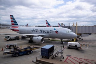 American Airlines advirtió este miércoles de que podría verse forzada a suspender a 25,000 empleados, lo que supone un 20 % de su plantilla. (ARCHIVO)