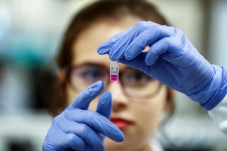 Moderna, una de las farmacéuticas en busca de una vacuna contra el coronavirus, anunció que espera producir 500 millones de dosis para Estados Unidos. (EFE) 